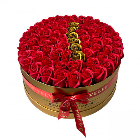 Aranjament floral personalizat cu litera I, in cutie rotunda aurie cu 75 trandafiri de sapun