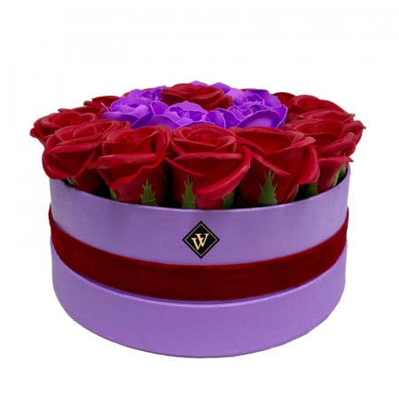 Aranjament floral Special Eternity in cutie rotunda cu 21 trandafiri sapun