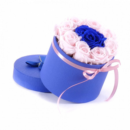 Aranjament floral Special One, cutie rotunda cu funda si trandafiri de sapun alb-albastru