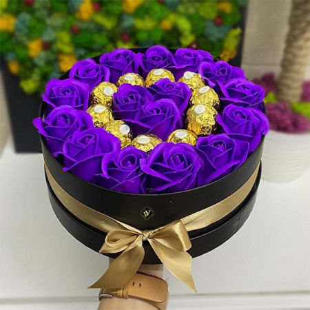 Cadou pentru femei cutie rotunda neagra cu trandafiri de sapun si praline Ferrero Rocher, mov
