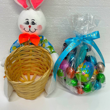 Cos Easter, baton Papi Primola 26.8gr, batoane Snikers 100gr, 4 oua ciocolata Favorina 80gr, oua mini ciocolata Favorina 80gr, in cos cadou cu iepuras bluza albastra