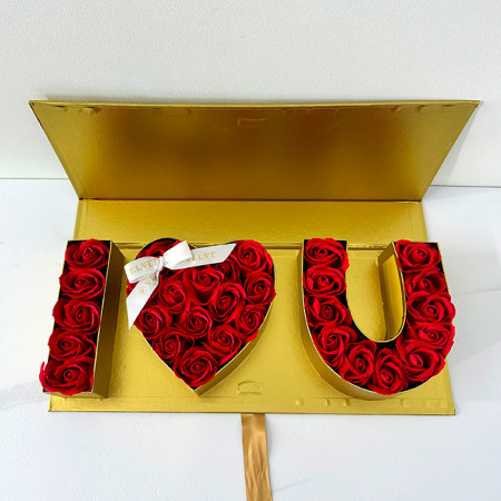 Cutie aurie cu trandafiri din sapun si text, "I LOVE YOU", Rosu
