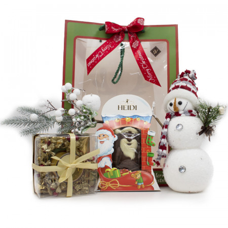 Pachet cadou Merry Christmas, Lumanare decorativa, Heidi Mos Craciun de ciocolata, ornament Om de Zapada si decoratiune cranguta de brad