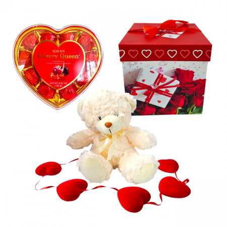 Pachet cadou pentru indragostiti, A Drop of Love, ursulet de plus 20 cm, ghirlanda artizanala cu inimioare catifelate si praline Roshen Cherry Queen 125g, ambalate in cutie deosebita