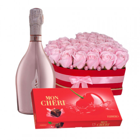 Pachet floral Cherry, cutie inima cu 31 trandafiri de sapun, Spumant Bottega Rose Gold, praline Mon Cheri