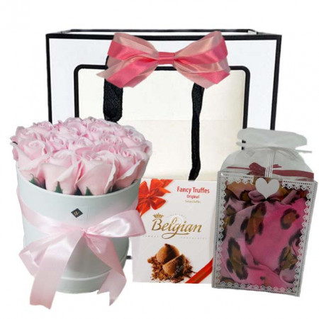 Pachet Pinkhold pentru femei, aranjament floral cu 15 trandafiri fosforescenti, Trufe de ciocolata si esarfa