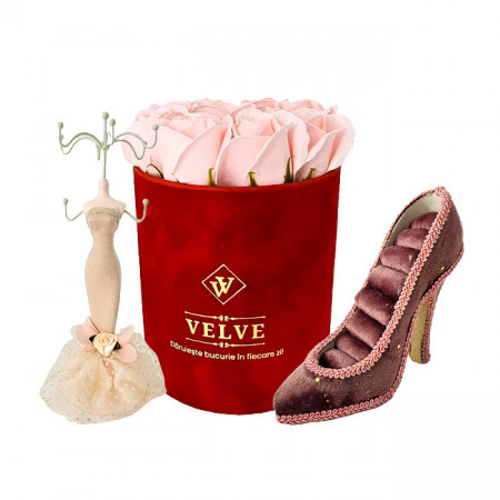 Pachet Velvet, cu 9 trandafiri de sapun, in cutie rosie de catifea, Roz pal, suport bijuterii in forma de silueta cu rochie sirena si pantof