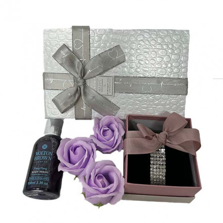 Set cadou Glamour pentru femei, Gel de dus Molton Brown Ylang-Ylang 100ml, Bratara cu pietre semipretioase si trei trandafiri din sapun, in cutie cadou alba 19x12x7 cm