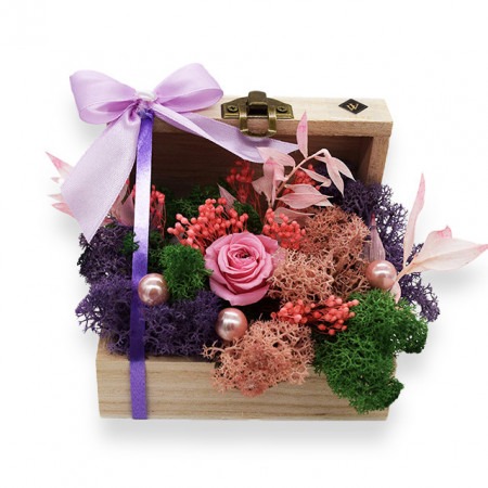 Aranjament floral, cu trandafir criogenat , licheni conservati, perle si broom, in cutie tip cufar, cu funda mov