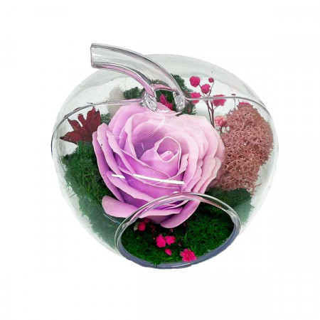 Aranjament floral cu trandafir din sapun si licheni conservati, in glob cu forma de mar, lila