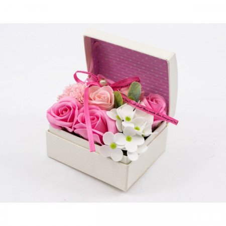 Aranjament floral cu trandafiri de sapun in cutie tip cufar, roz