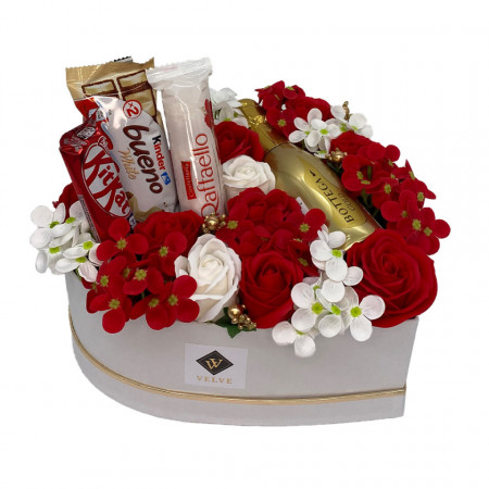 Aranjament floral Delicious White Red, cutie inima cu trandafiri de sapun, hortensii, Prosecco Bottega si dulciuri