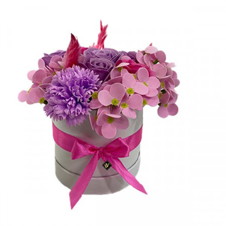Aranjament floral in cutie alba rotunda cu trandafiri din sapun si alte accesorii, mov- roz- lila