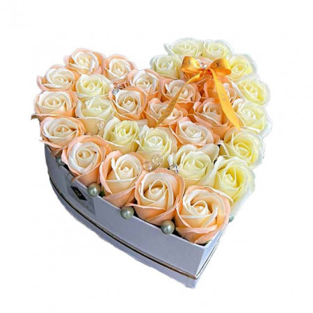 Aranjament floral Isaria cu 31 trandafiri de sapun in doua nuante si accesorii perlate, portocaliu-galben pal