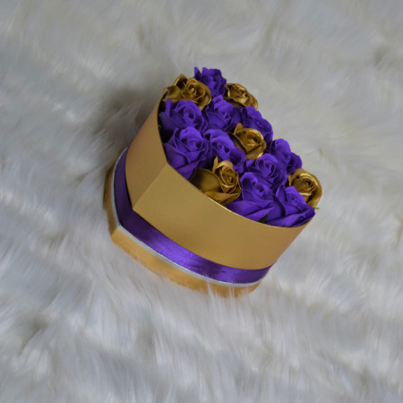Aranjament floral Miracle Purple cutie inima cu 15 trandafiri sapun