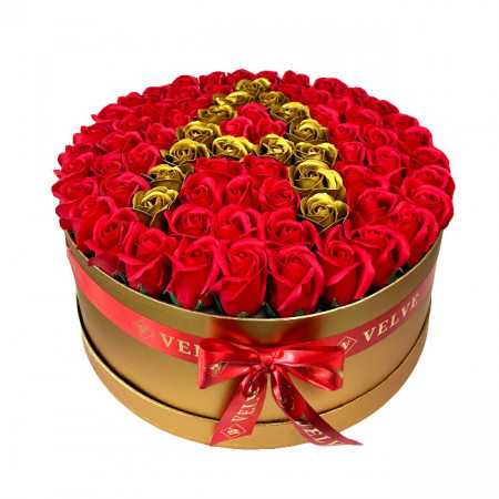 Aranjament floral personalizat cu litera A, in cutie rotunda aurie cu 75 trandafiri de sapun