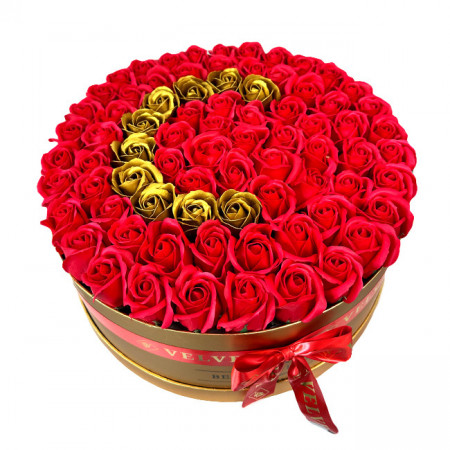 Aranjament floral personalizat cu litera C, in cutie rotunda aurie cu 75 trandafiri de sapun