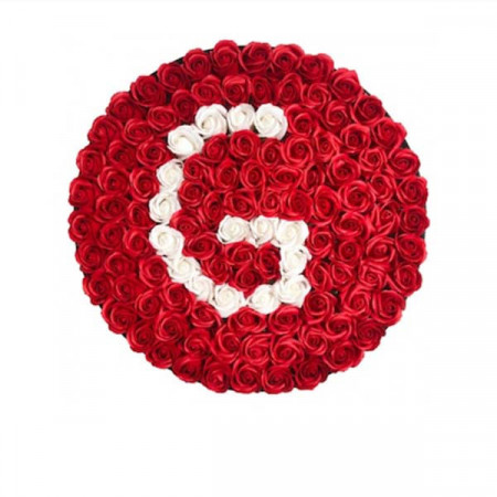 Aranjament floral personalizat cu litera, cutie rotunda neagra cu 101 trandafiri de sapun, G