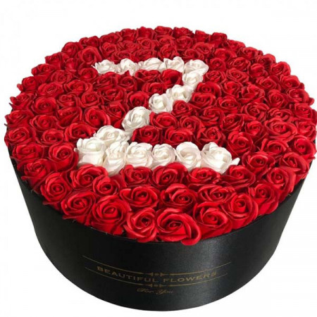 Aranjament floral personalizat cu litera, cutie rotunda neagra cu 101 trandafiri de sapun, Z
