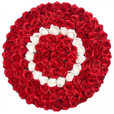 Aranjament floral personalizat cu litera cutie rotunda neagra cu 135 trandafiri de sapun, O
