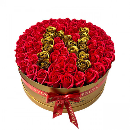 Aranjament floral personalizat cu litera N, in cutie rotunda aurie cu 55 trandafiri de sapun