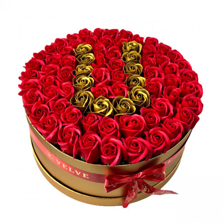 Aranjament floral personalizat cu litera U, in cutie rotunda aurie cu 55 trandafiri de sapun