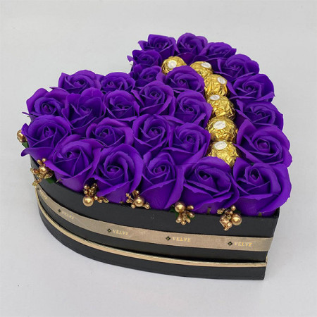 Aranjament floral Serenity Mauve, cutie inima cu trandafiri de sapun si bomboane de ciocolata Ferrero Rocher