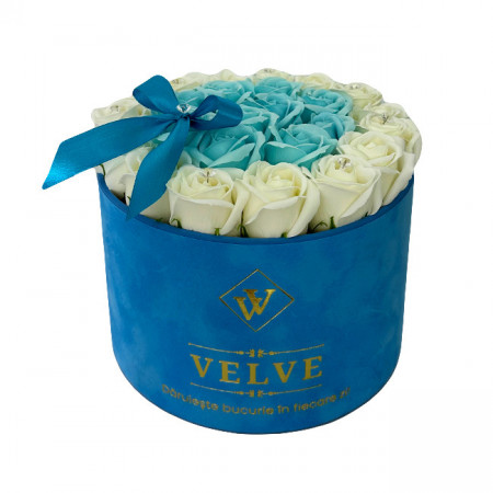Aranjament floral Splendor in doua culori, in cutie de catifea cu trandafiri de sapun, Alb-Blue