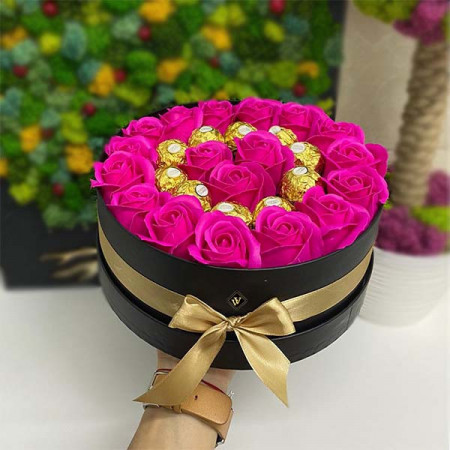 Cadou pentru femei cutie rotunda neagra cu trandafiri de sapun si 10 praline Ferrero Rocher, fucsia