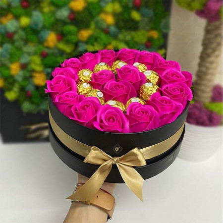 Cadou pentru femei cutie rotunda neagra cu trandafiri de sapun si praline Ferrero Rocher, fucsia
