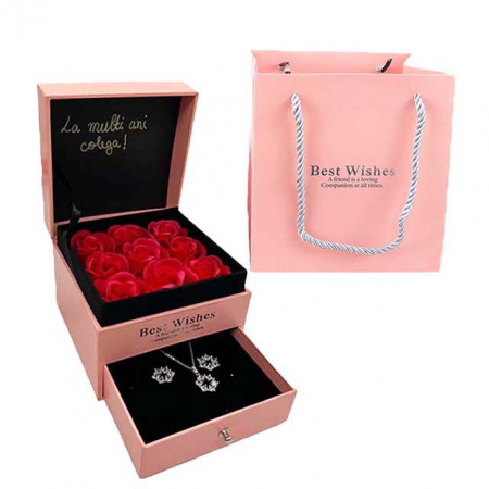 Cutie cu sertar Wend, mesaj text "La multi ani, colega!", 9 trandafiri de sapun si set acccesorii, cercei si lant cu pandantiv, in punga cadou, roz
