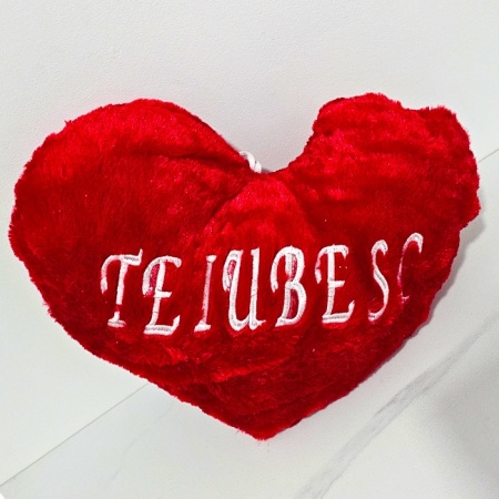 Perna brodata in forma de inima cu mesaj "TE IUBESC" supradimensionat, textura pufoasa, 25x35, Rosu-Alb