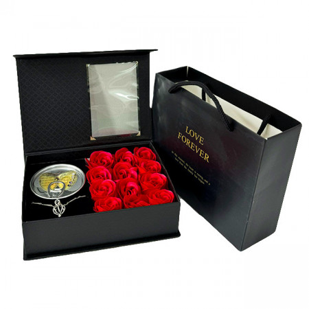 Set cadou "Pearl in real life", cu 12 trandafiri de sapun, kit cu lantic, pandativ pentru montare perla, in cutie eleganta, Negru