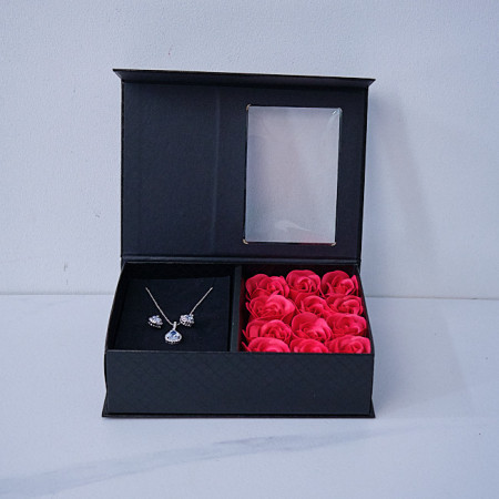 Set elegant cu cristale, Snowflakes, din inox, in cutie de bijuterii cu mesaj si trandafiri din spuma, Negru/Rosu