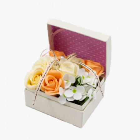 Aranjament floral cu trandafiri de sapun in cutie tip cufar, orange- galben