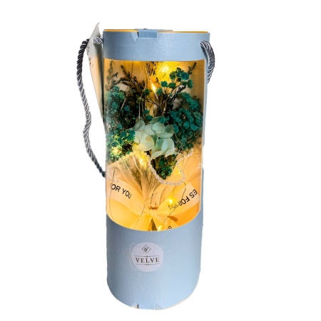 Aranjament floral de primavara, cu LED, buchet de flori criogenate si hortensii de sapun, cu voal perlat, Albastru