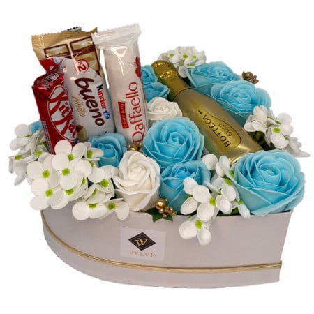 Aranjament floral Delicious White Blue, cutie inima cu trandafiri de sapun, hortensii, Prosecco Bottega Goldsi dulciuri