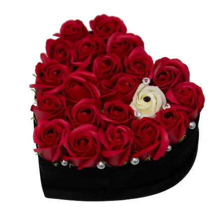 Aranjament Floral Din 21 Trandafiri De Sapun Rosii-Albi, In Cutie De Catifea In Forma De Inima cu ornamente de tip cristale