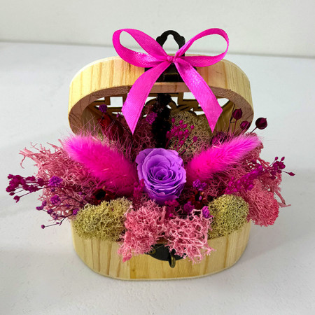 Aranjament floral Goodliness in punga cadou, cu trandafir criogenat, lagurus, licheni stabilizati si broom, in cufar semirotund, cu funda, Fucsia