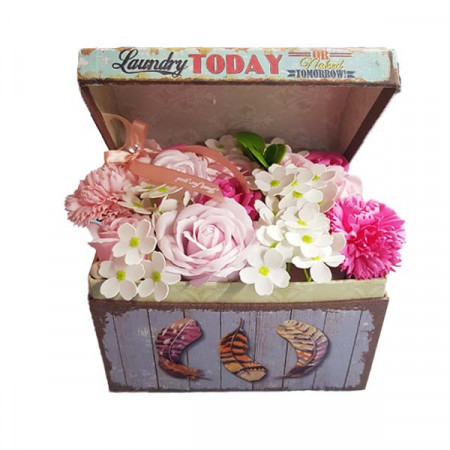Aranjament floral in cutie tip cufar cu trandafiri, hortensii si garoafe din sapun, roz-alb