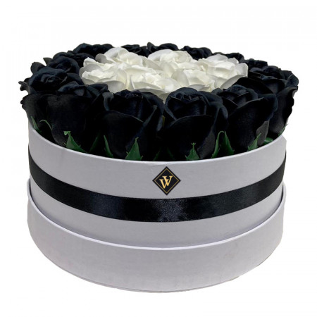Aranjament floral in doua culori, cutie rotunda cu 23 trandafiri sapun, alb-negru