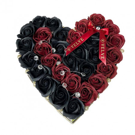 Aranjament floral Isaria cu 31 trandafiri de sapun in doua nuante si accesorii perlate, negru-bordo