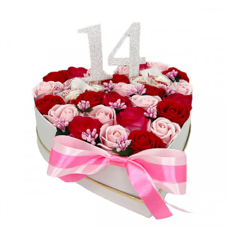 Aranjament floral personalizat cu cifre, cutie alba in forma de inima cu trandafiri de sapun, rosu- roz