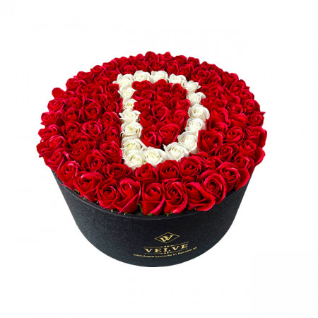 Aranjament floral personalizat cu litera, cutie rotunda neagra cu 101 trandafiri de sapun, D
