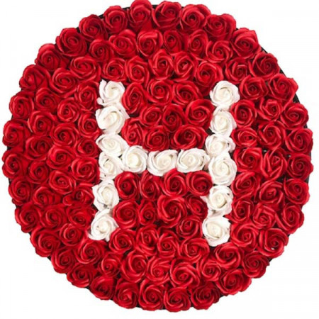 Aranjament floral personalizat cu litera, cutie rotunda neagra cu 101 trandafiri de sapun, H