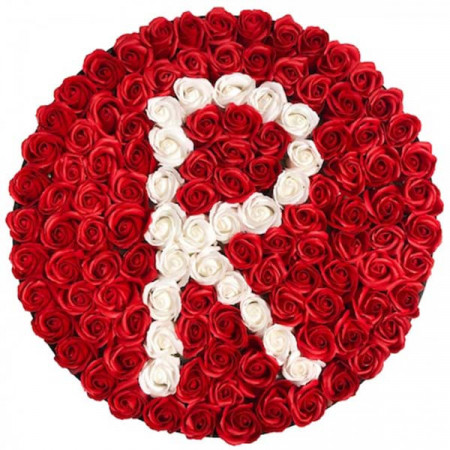 Aranjament floral personalizat cu litera, cutie rotunda neagra cu 135 trandafiri de sapun, R