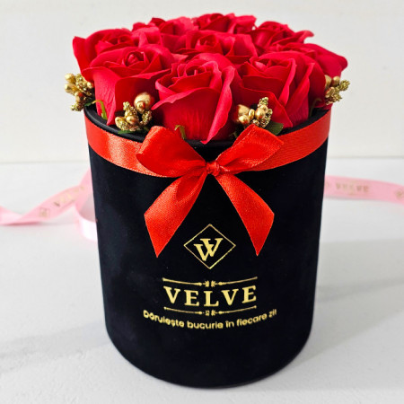 Aranjament floral Treasure Love cu noua trandafiri de sapun, stamine aurii, in cutie neagra cu catifea, Rosu