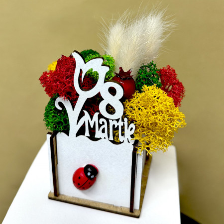 Aranjament floral Whiff, in cutie de lemn, personalizata "8 Martie", cu licheni stabilizati si plante uscate, in cutie eleganta, Alb
