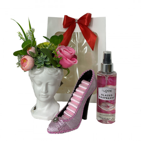 Pachet cadou dama, Vaza Adonis 13 cm, cu aranjament floral, Spray de corp I Love 150ml si Suport bijuterii tip pantof in punga cadou