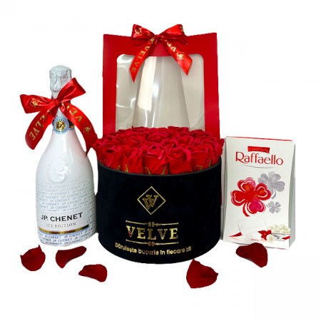 Pachet cadou Splendor, cu Vin spumant JP. Chenet Ice Edition 0,75l, Praline Raffaello si aranjament floral cu 25 trandafiri de sapun in punga de cadou